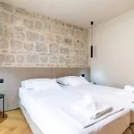 Centre In Stone House Split