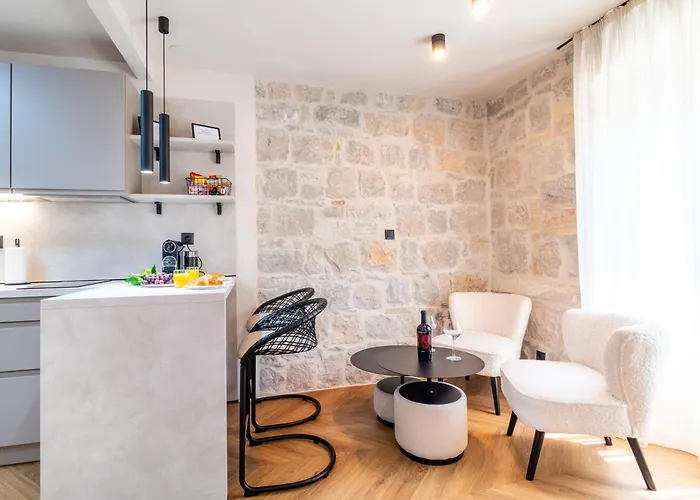 Centre In Stone House 아파트 *